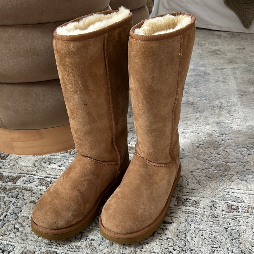 Preowned ladies Ugg boots size 9
